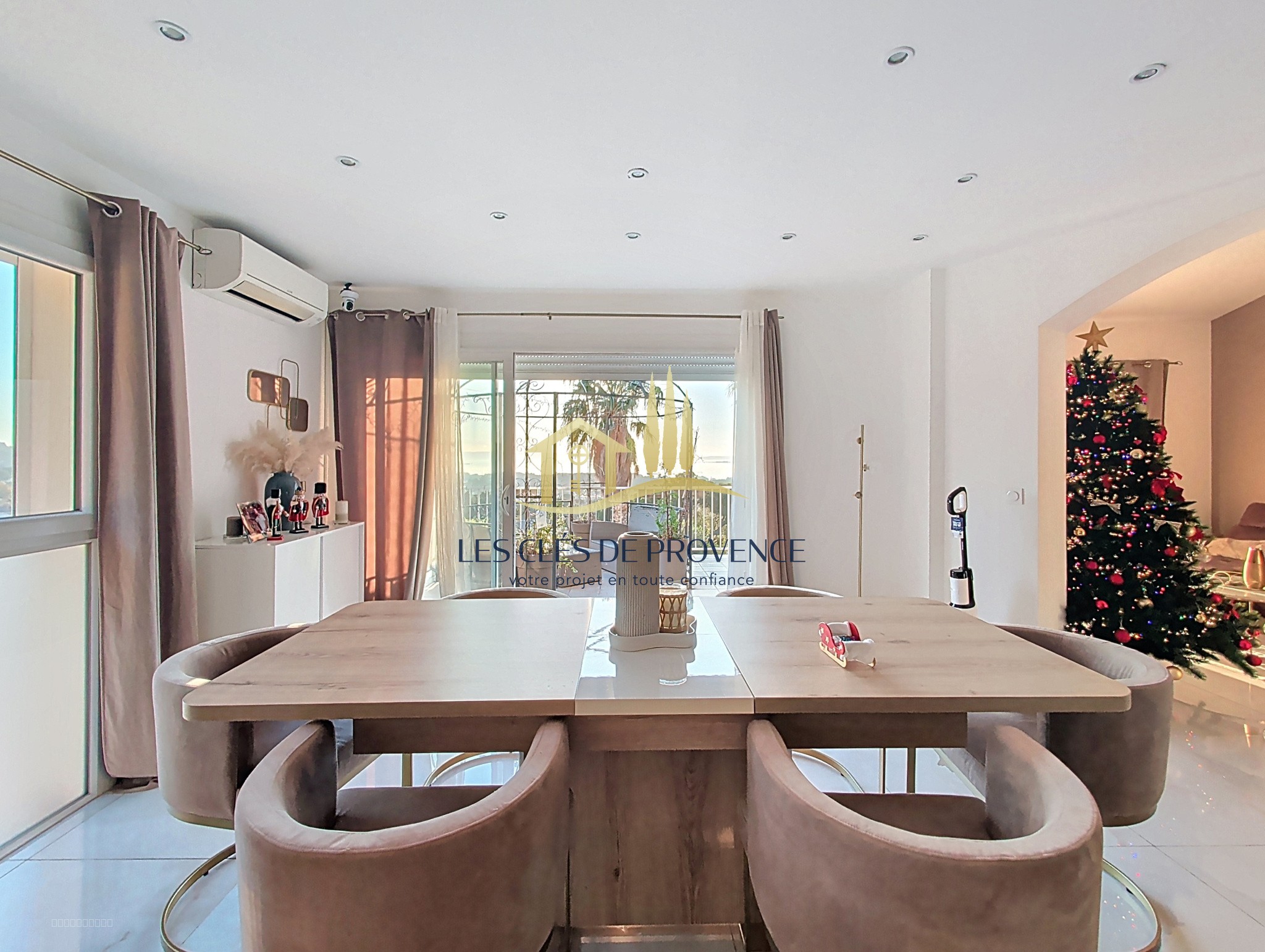 VILLA D’EXCEPTION SUR LES HAUTEURS DE ROGNAC   2 LOGEMENTS   VUE & VOLUMES — photo 4