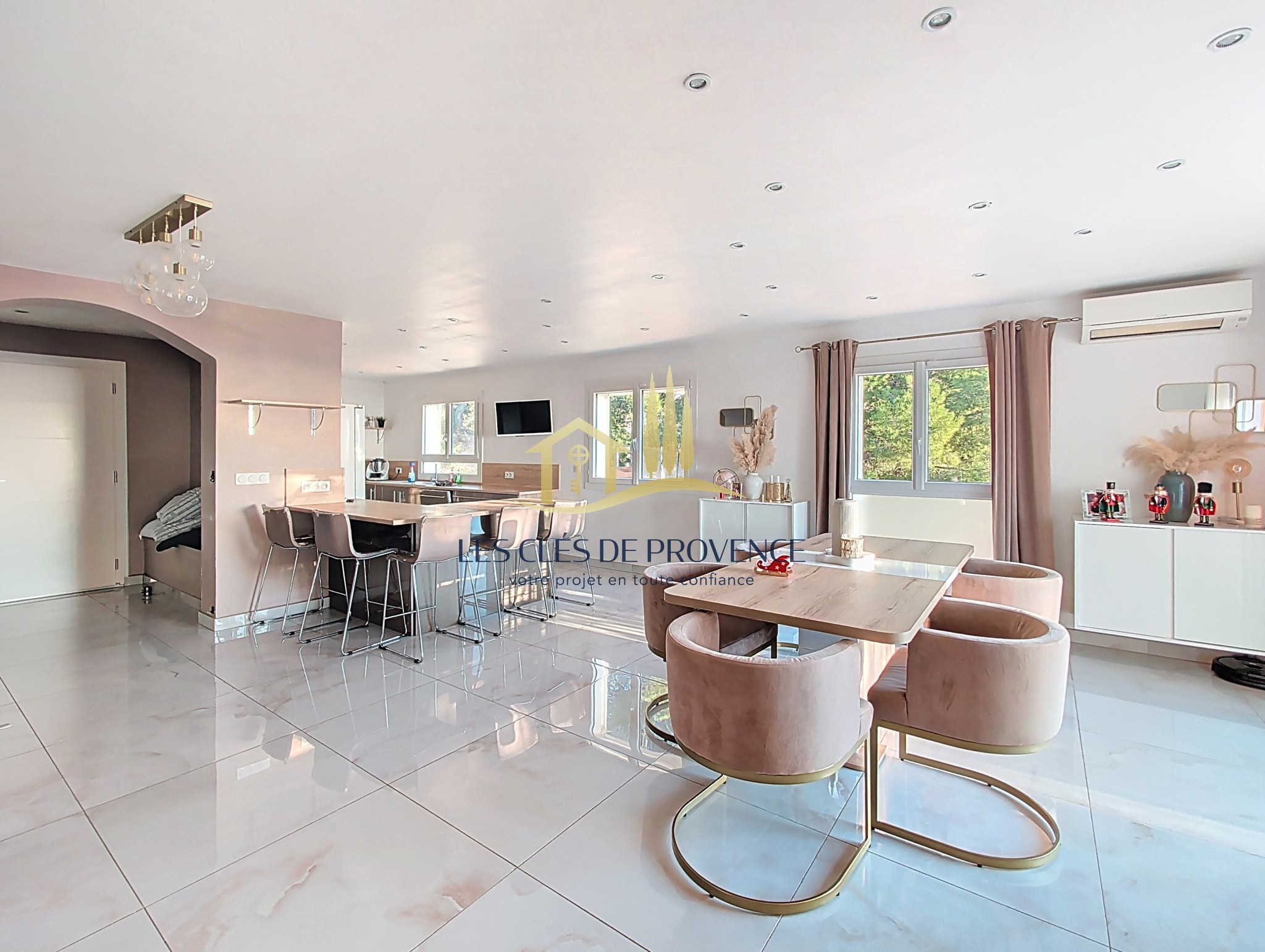 VILLA D’EXCEPTION SUR LES HAUTEURS DE ROGNAC   2 LOGEMENTS   VUE & VOLUMES — photo 3