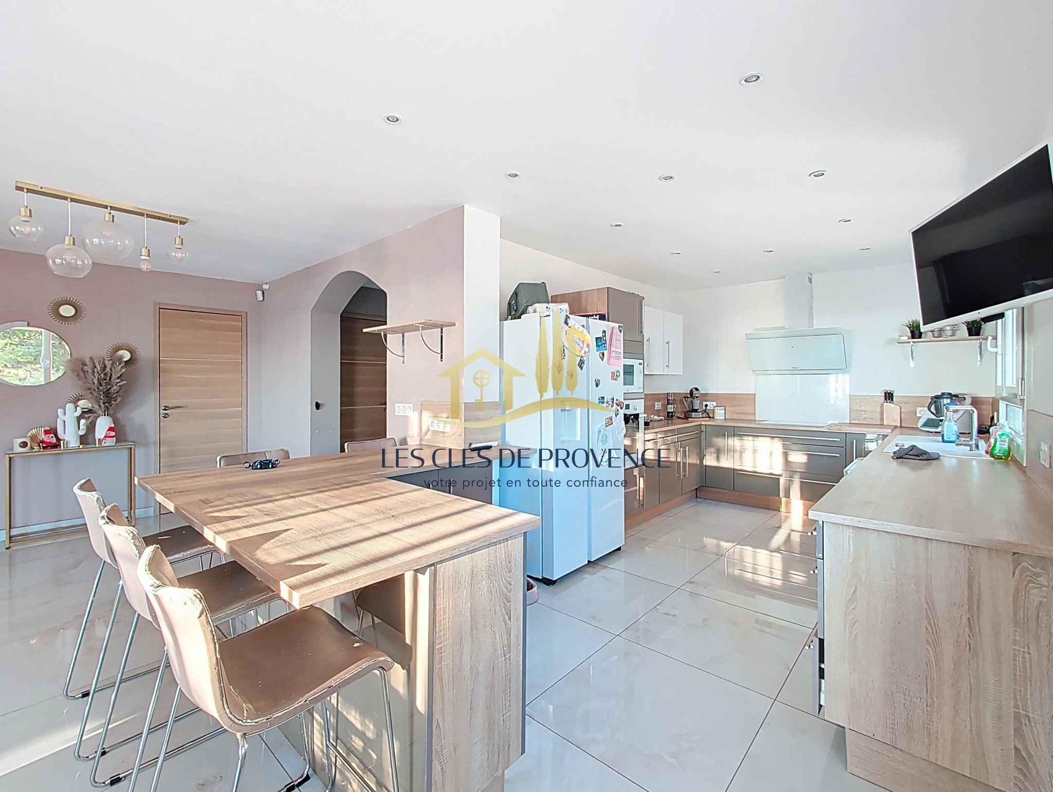 VILLA D’EXCEPTION SUR LES HAUTEURS DE ROGNAC   2 LOGEMENTS   VUE & VOLUMES — photo 7
