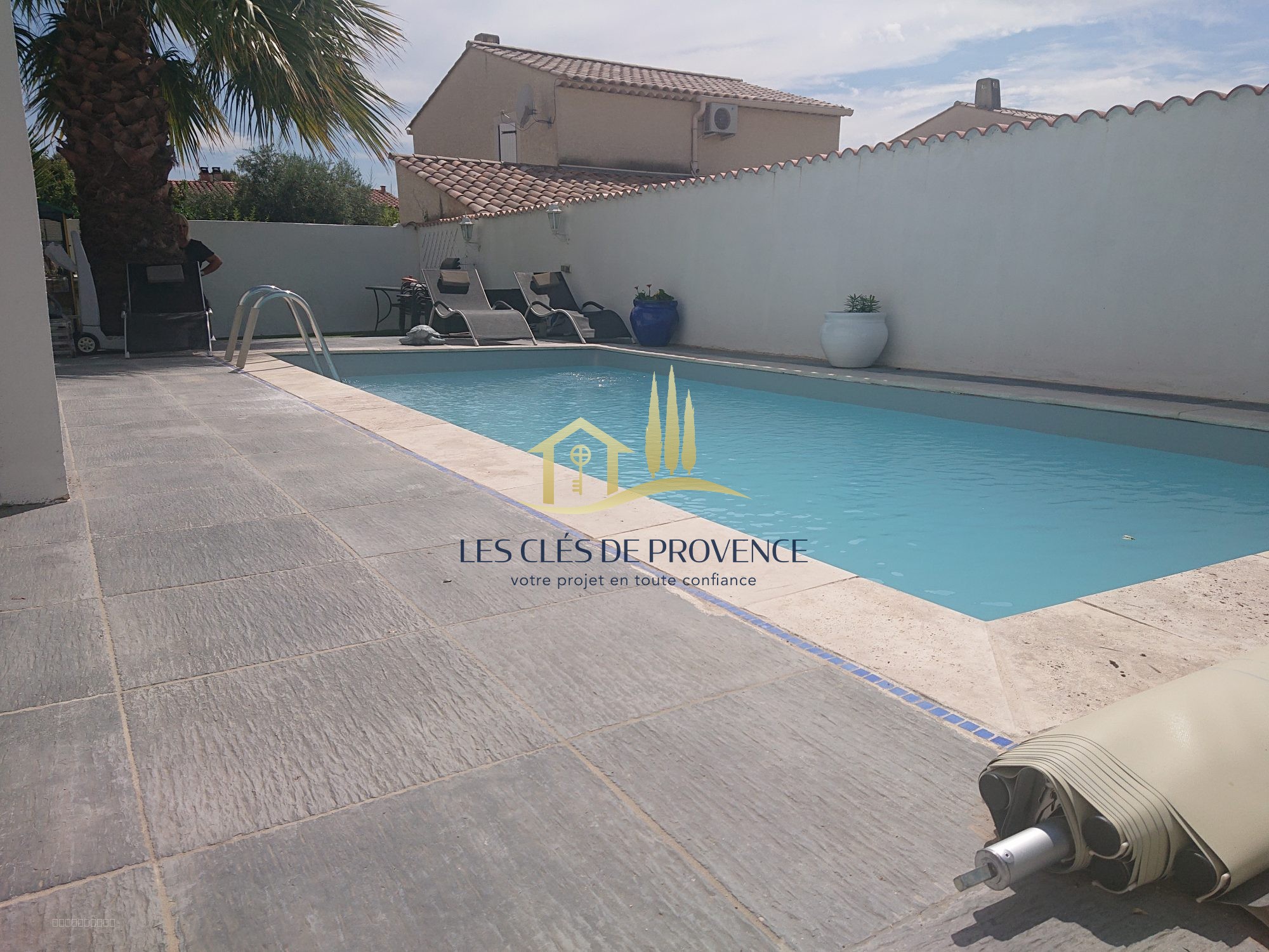 À Rognac, immobilier de prestige : villa en vente avec terrasse — photo 2