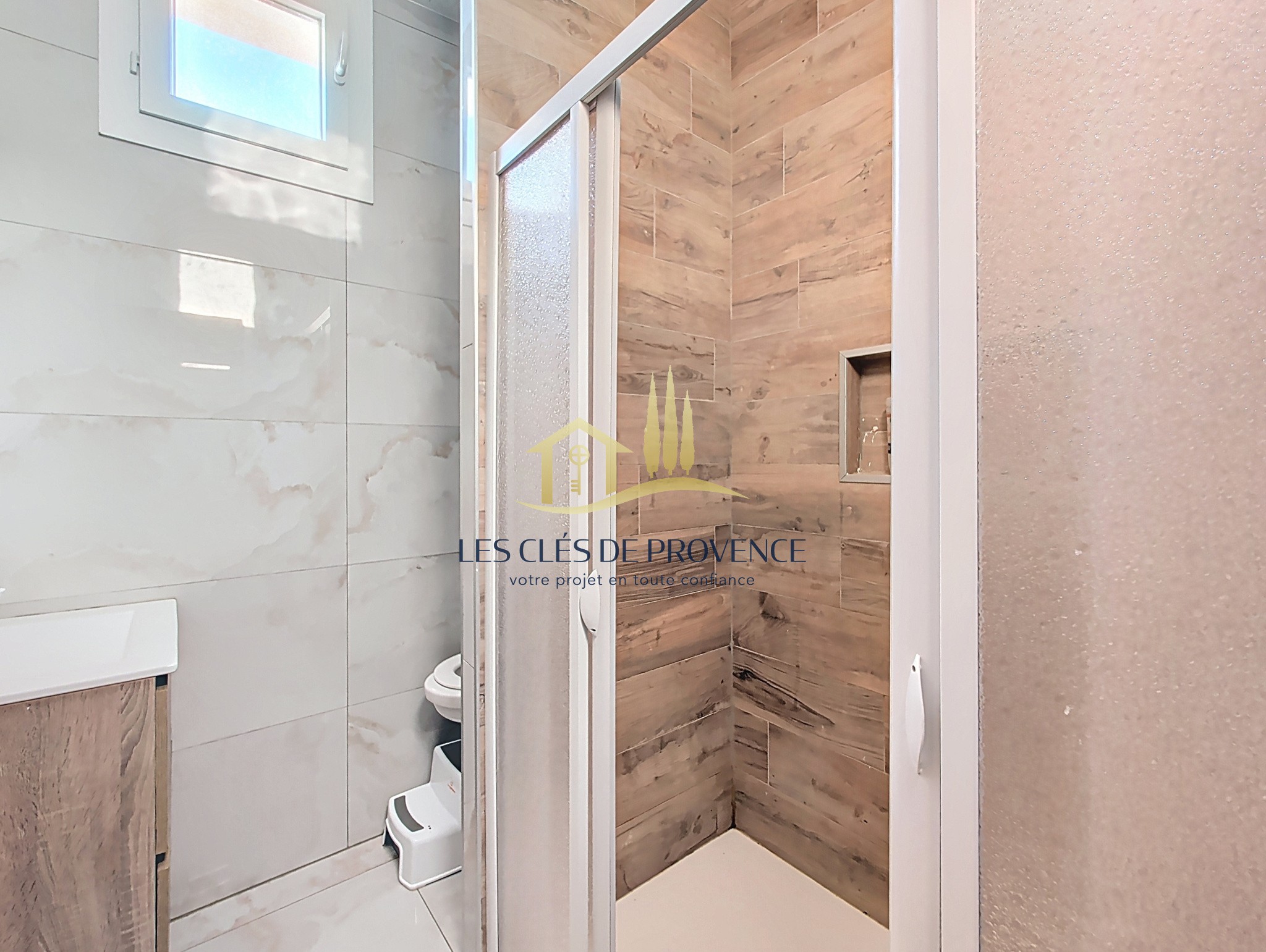 VILLA D’EXCEPTION SUR LES HAUTEURS DE ROGNAC   2 LOGEMENTS   VUE & VOLUMES — photo 17