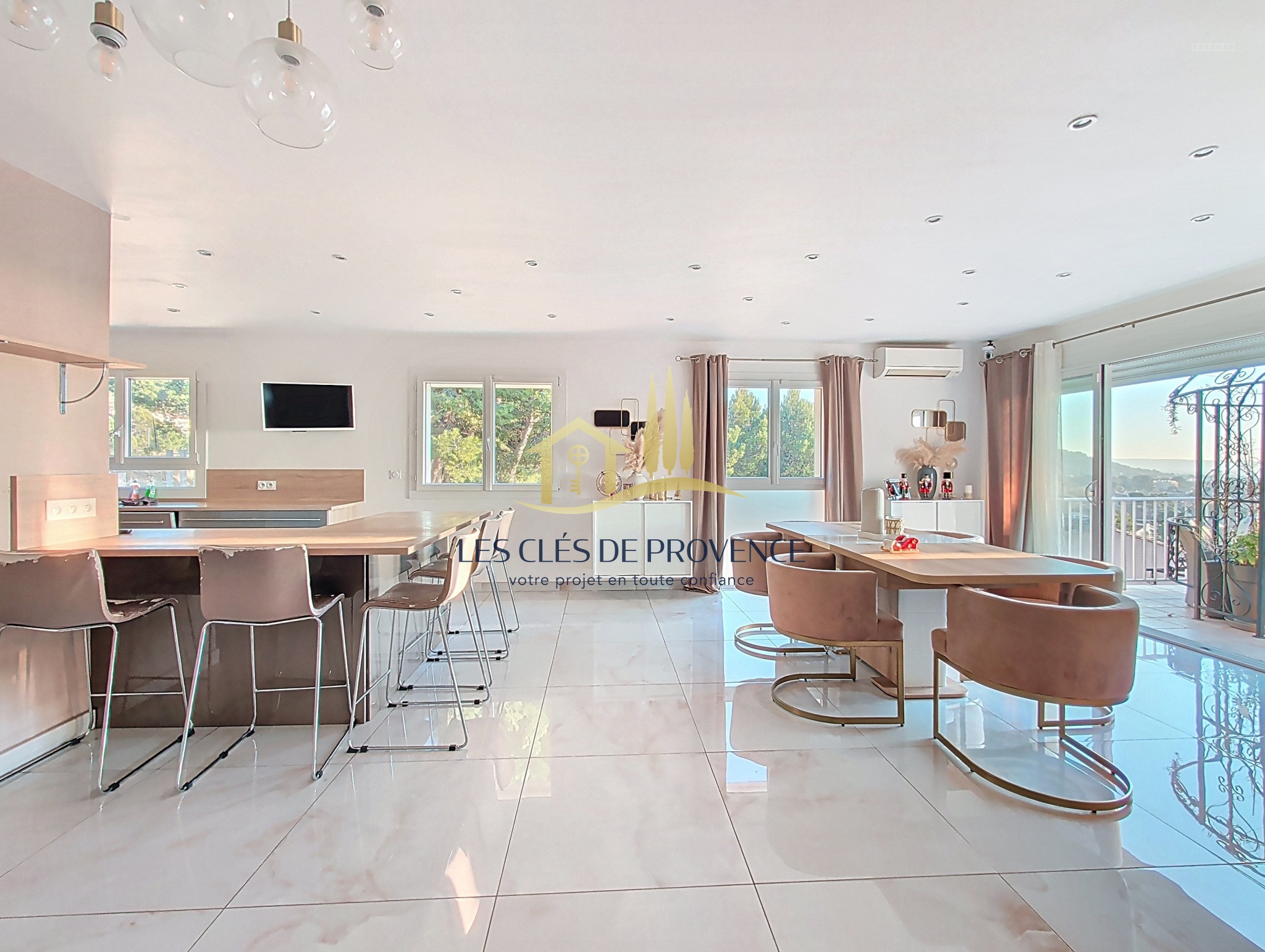 VILLA D’EXCEPTION SUR LES HAUTEURS DE ROGNAC   2 LOGEMENTS   VUE & VOLUMES — photo 5