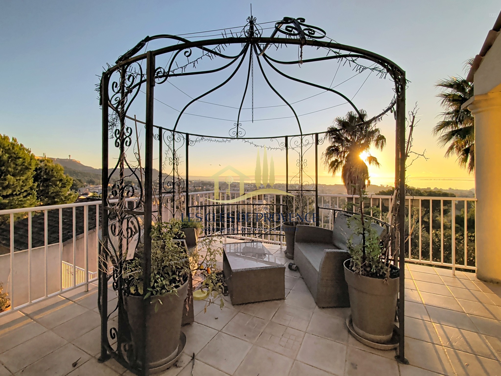 VILLA D’EXCEPTION SUR LES HAUTEURS DE ROGNAC   2 LOGEMENTS   VUE & VOLUMES — photo 11