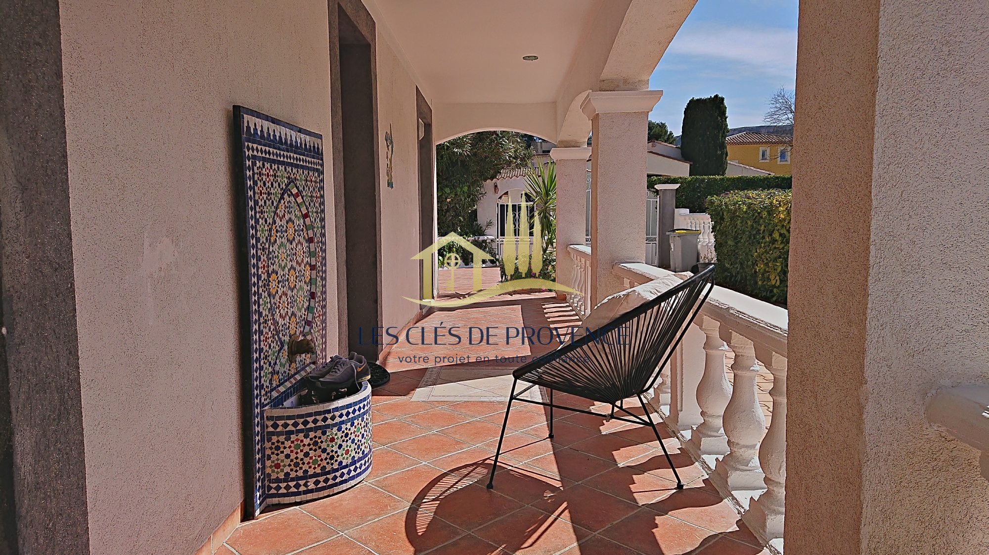 À Rognac, immobilier de prestige : villa en vente avec terrasse — photo 3