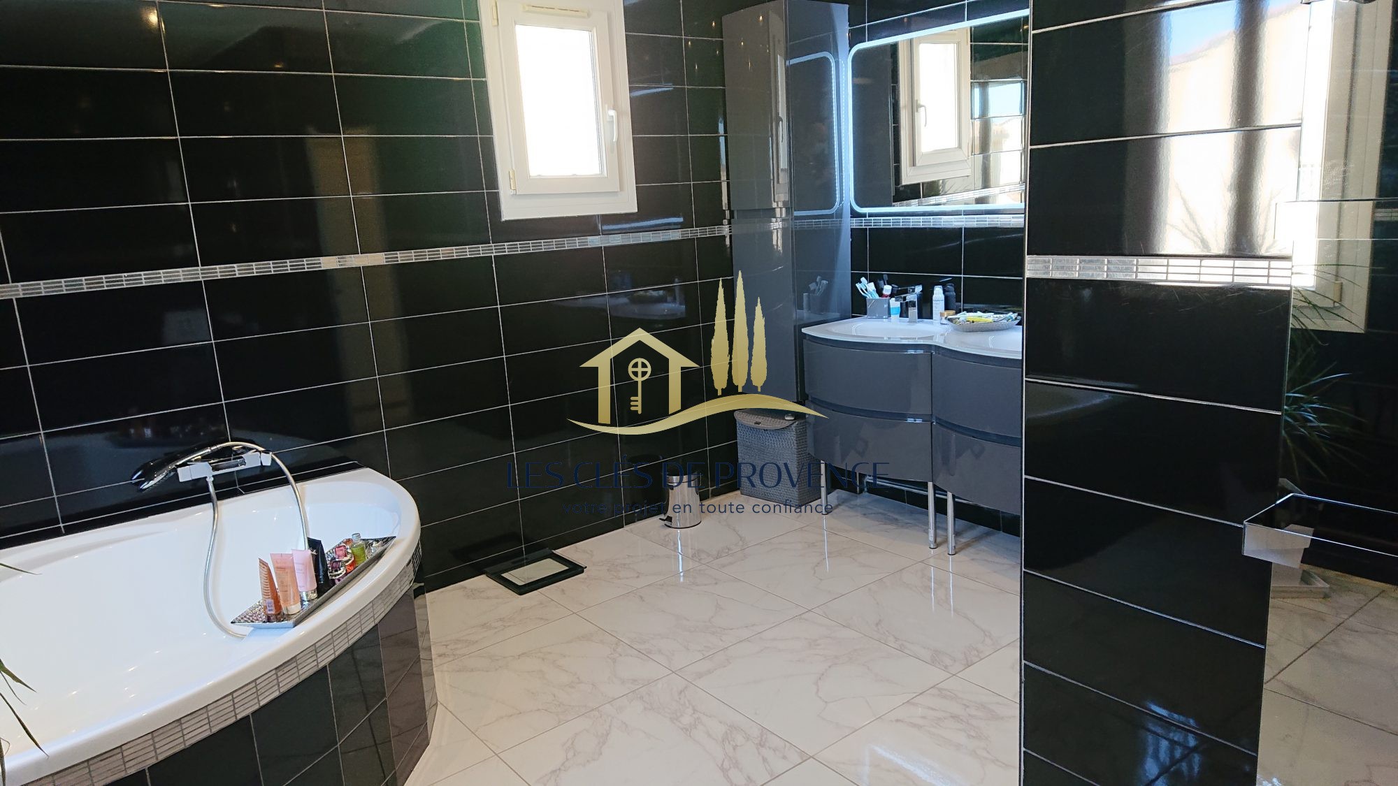 À Rognac, immobilier de prestige : villa en vente avec terrasse — photo 11