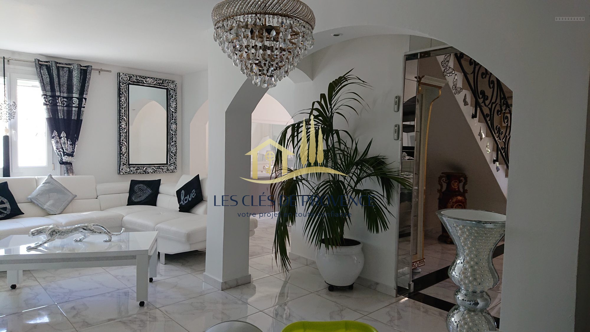À Rognac, immobilier de prestige : villa en vente avec terrasse — photo 7