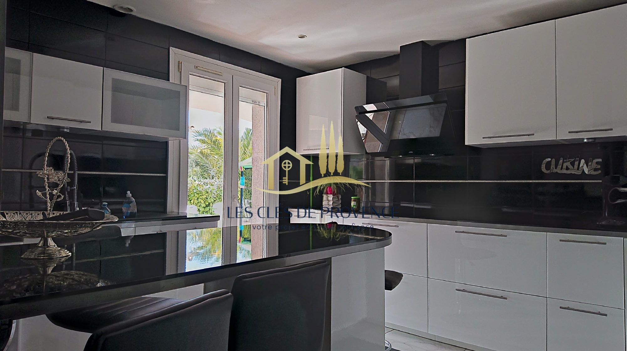 À Rognac, immobilier de prestige : villa en vente avec terrasse — photo 6
