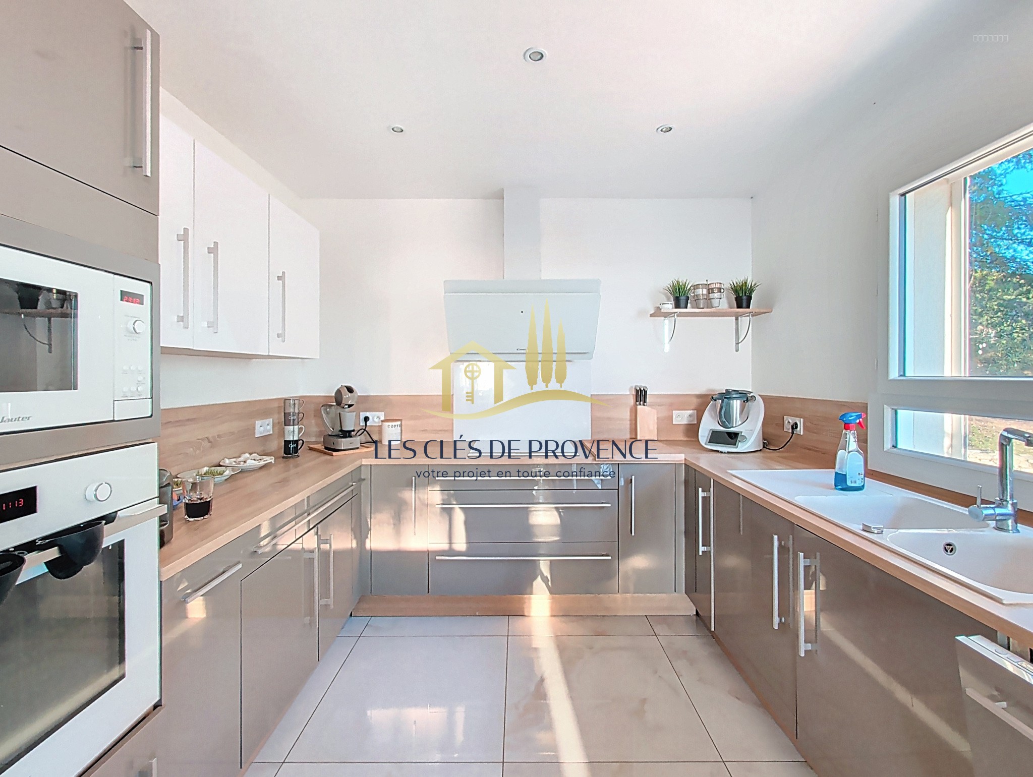 VILLA D’EXCEPTION SUR LES HAUTEURS DE ROGNAC   2 LOGEMENTS   VUE & VOLUMES — photo 9