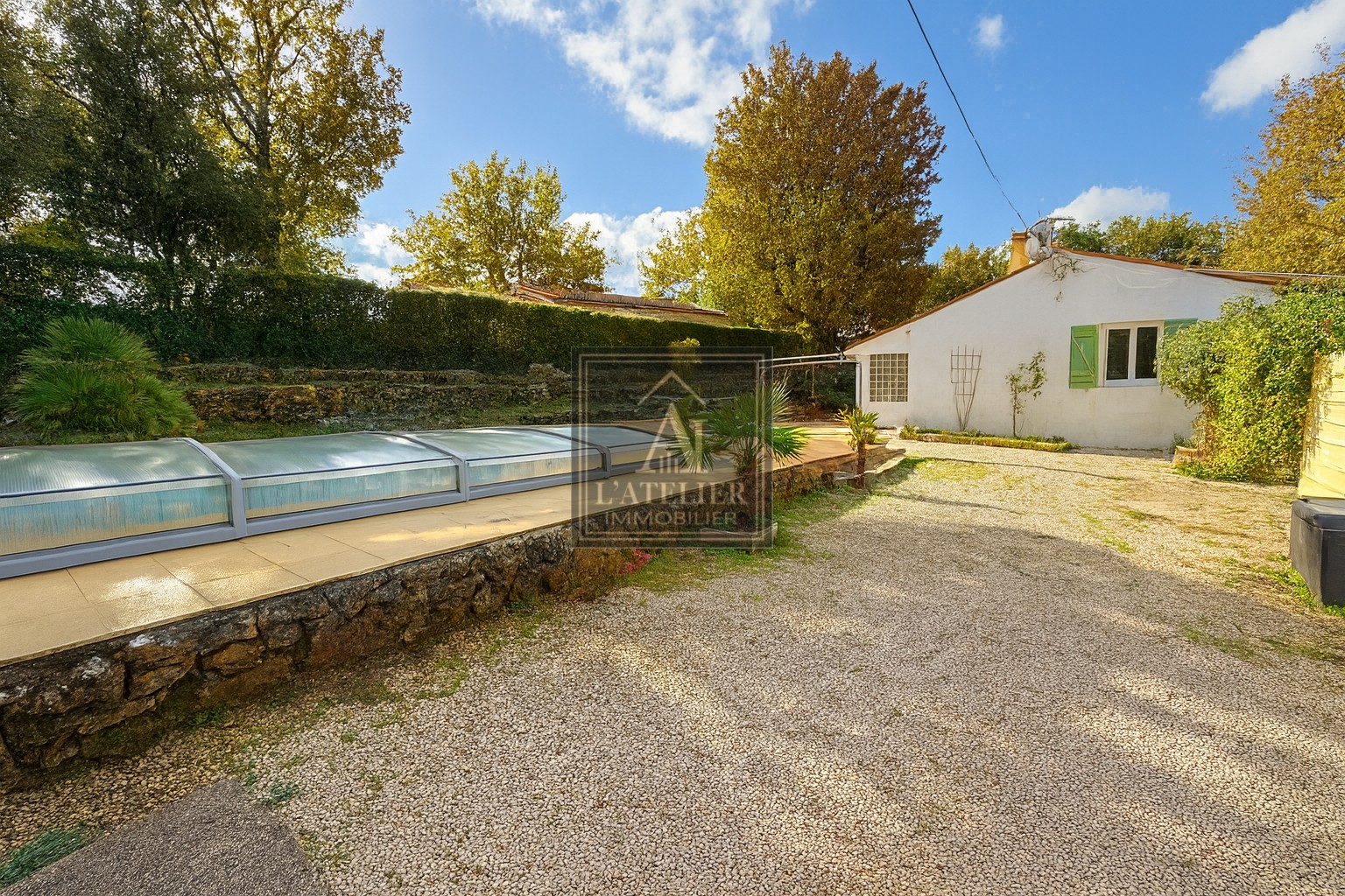 Maison de plain-pied avec piscine garage et dépendances — photo 3