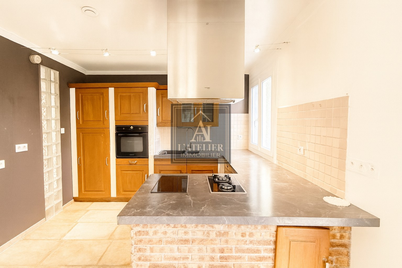 Maison de plain-pied avec piscine garage et dépendances — photo 10
