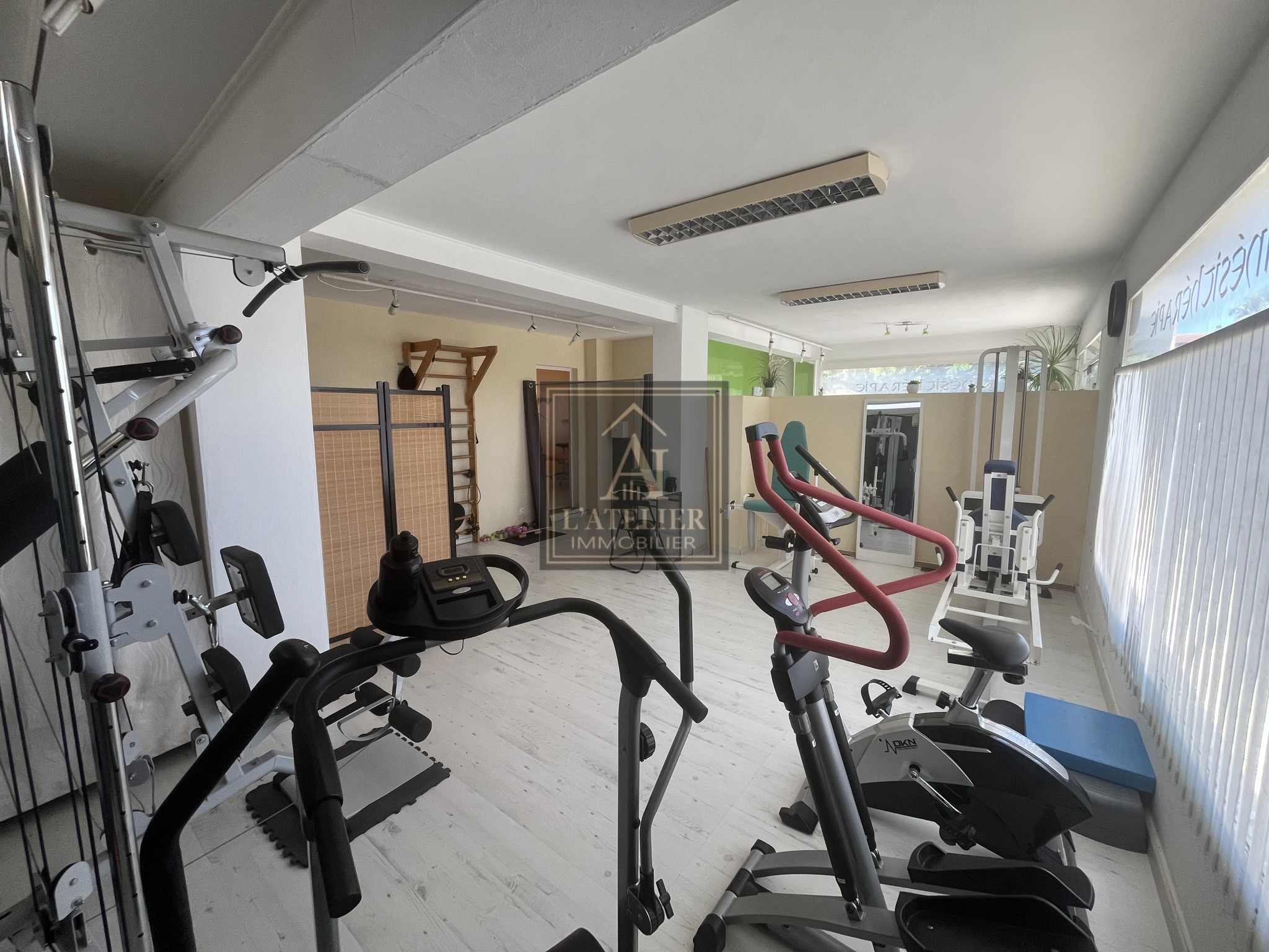 Local commercial — photo 2