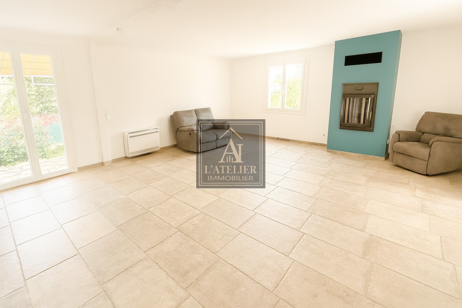 Maison de plain-pied avec piscine garage et dépendances — photo 8