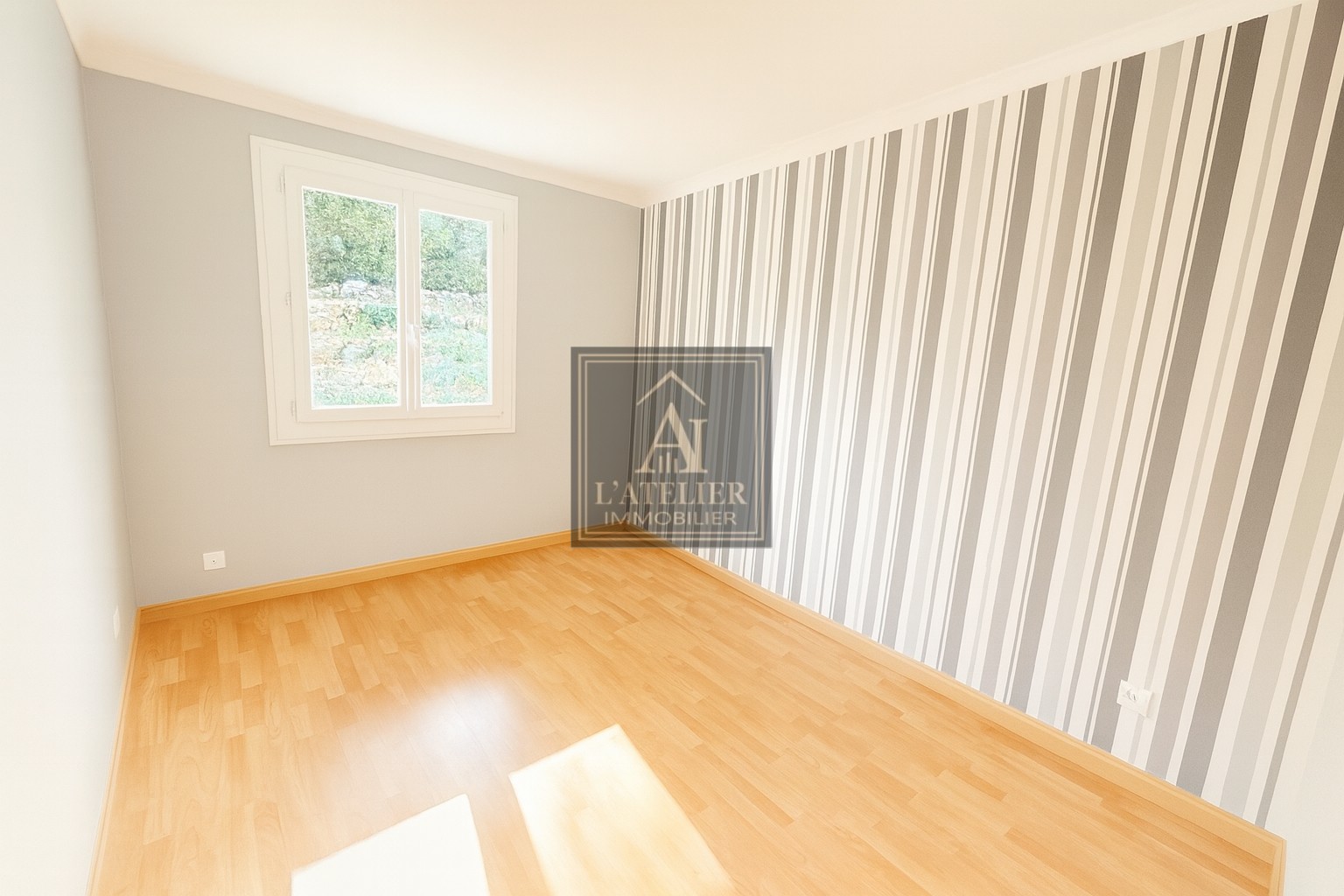 Maison de plain-pied avec piscine garage et dépendances — photo 12
