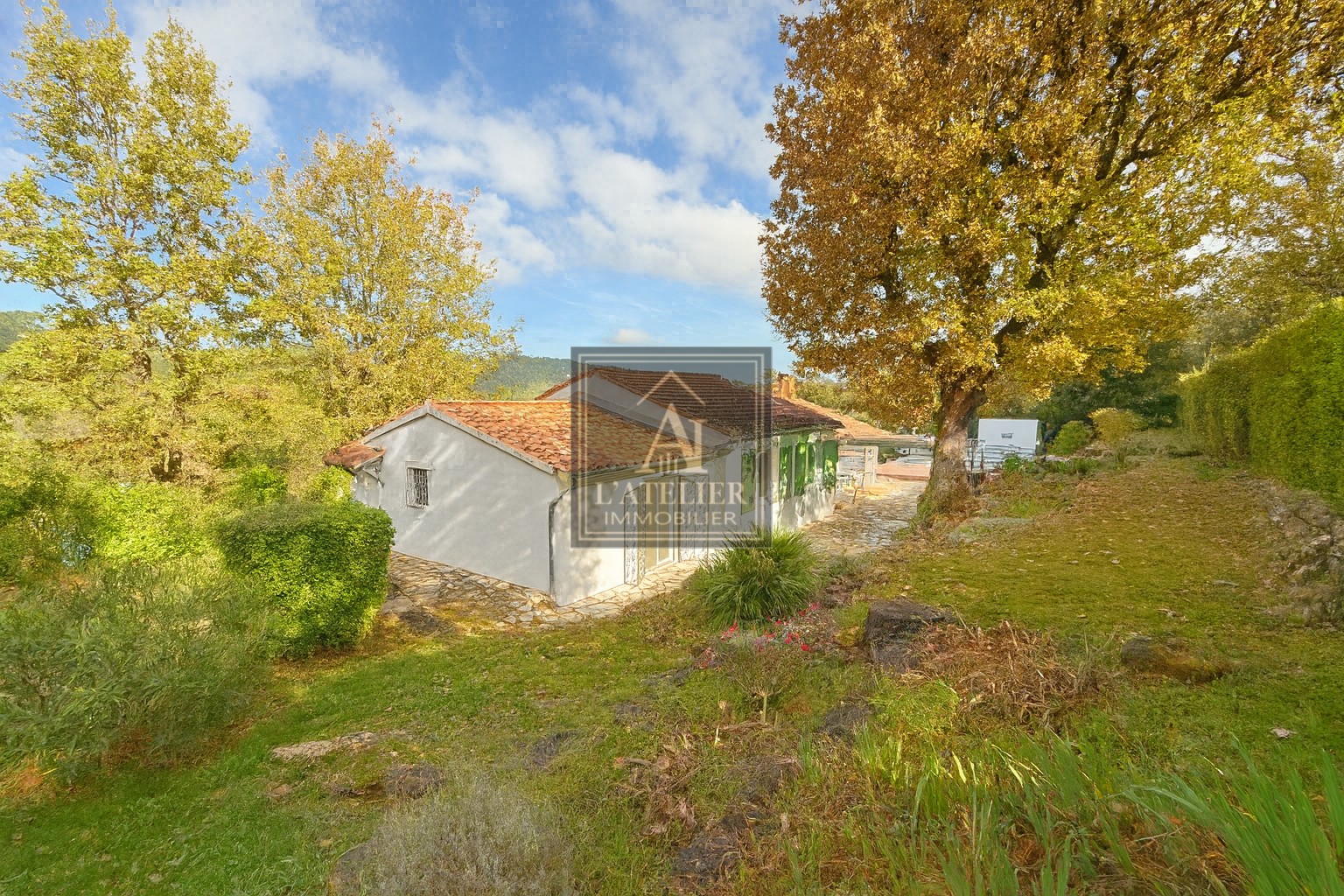 Maison de plain-pied avec piscine garage et dépendances — photo 13