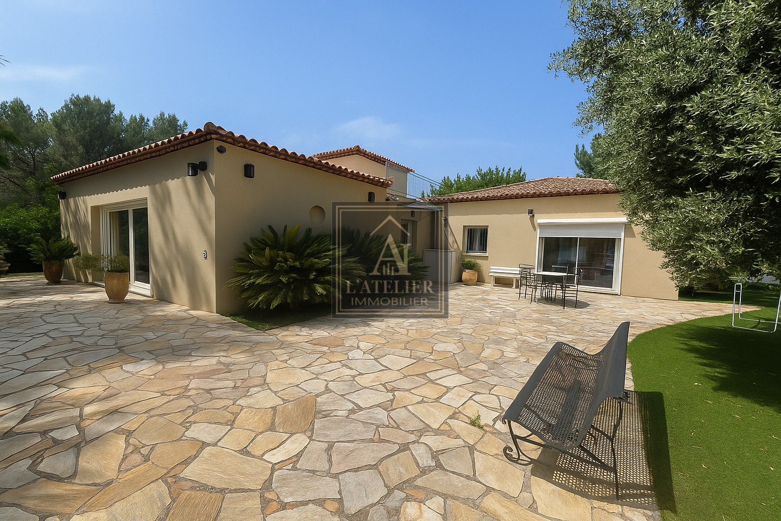 Bastide provençale de 250 m2 avec dépendance de 70 m2, sous sol de 100 m2, piscine sur une parcelle de 16 000 — photo 9