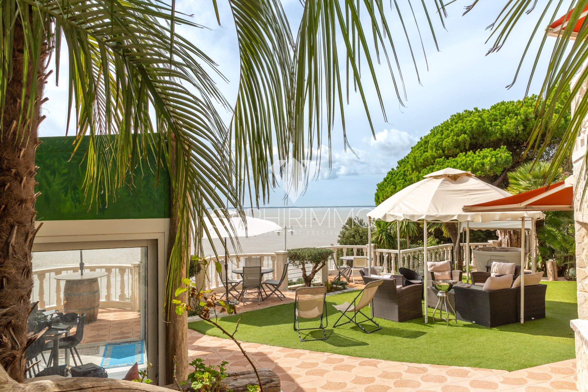 Villa d'exception, terrasse vue océan, dépendance, chemin à flanc de falaise, grotte privée et accès plage — photo 3