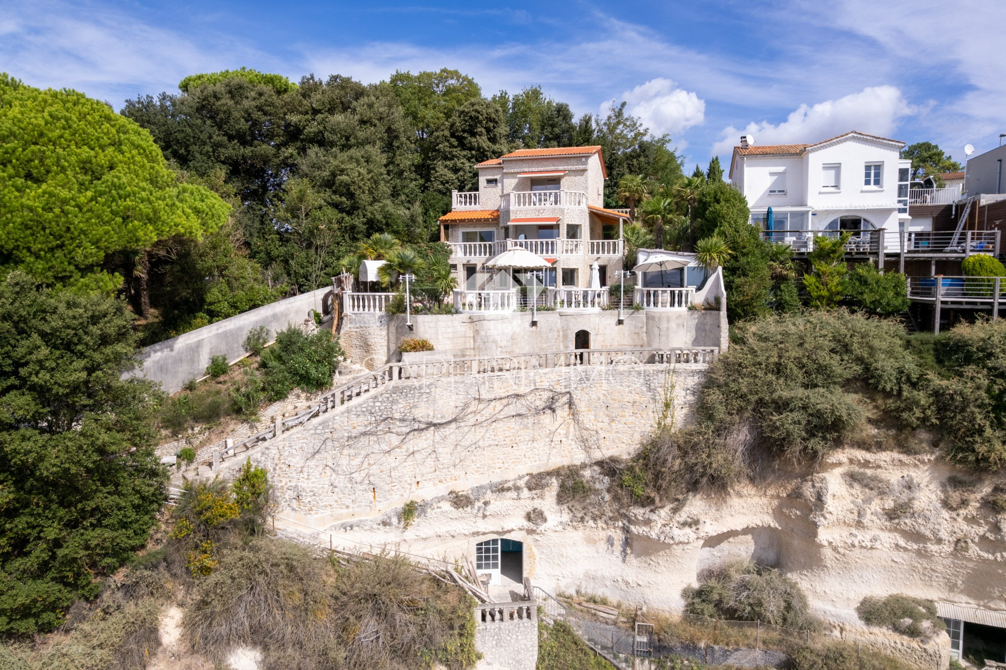 Villa d'exception, terrasse vue océan, dépendance, chemin à flanc de falaise, grotte privée et accès plage — photo 8