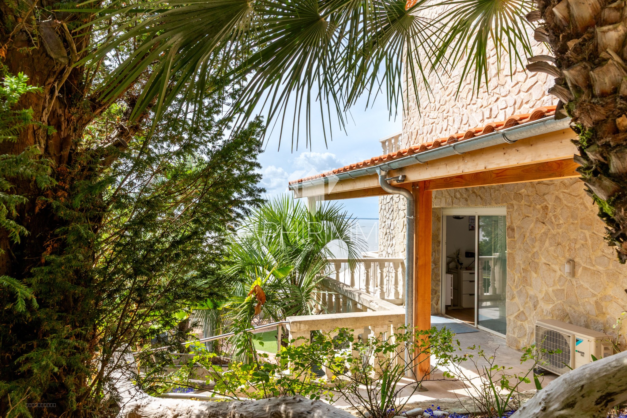 Villa d'exception, terrasse vue océan, dépendance, chemin à flanc de falaise, grotte privée et accès plage — photo 2