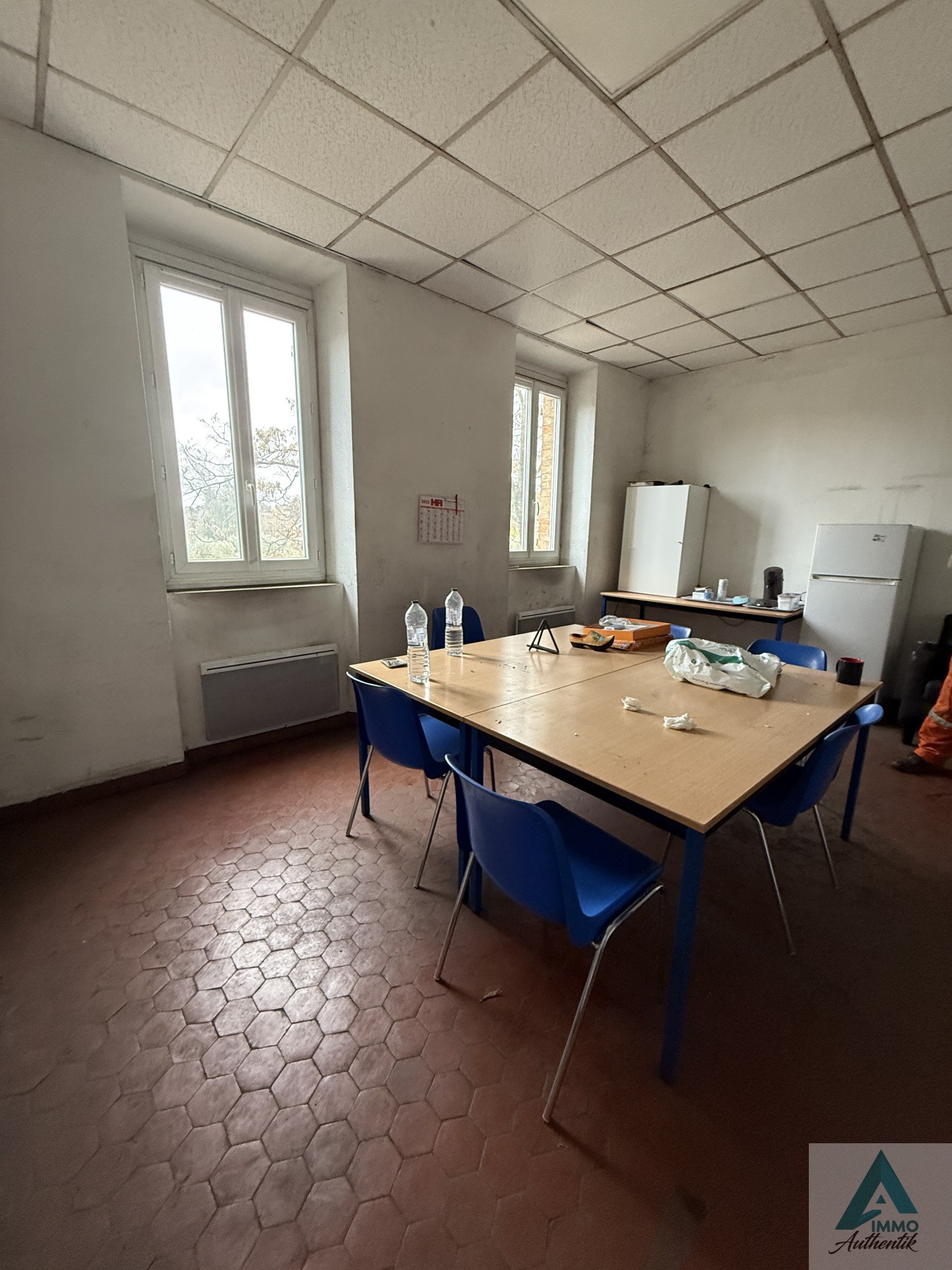 RARE À LA LOCATION ! LOCAL D'ENVIRON 1160M2 AVEC 30 PLACES DE PARKING — photo 11