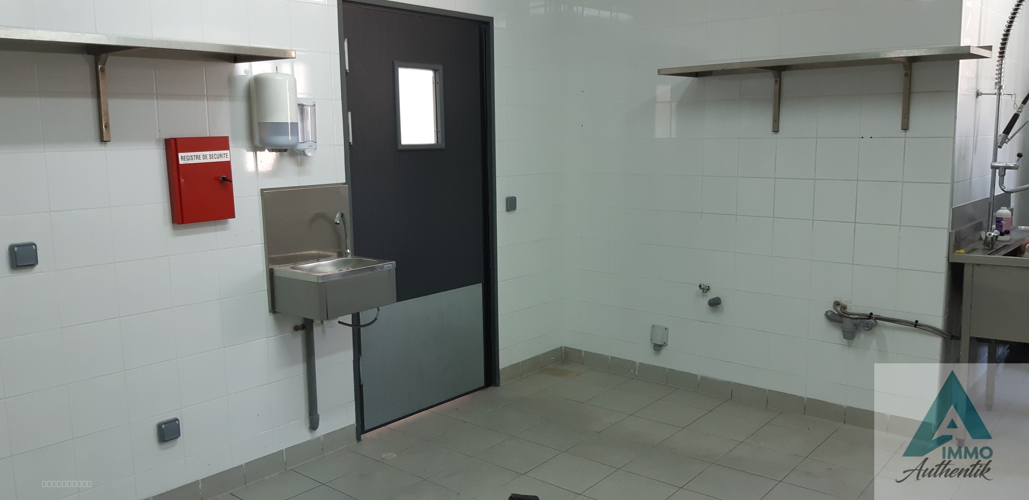13360 ROQUEVAIRE LOCAL COMMERCIAL 74.56 m2 DEUX PIECES QUARTIER  PONT DE JOUX — photo 4