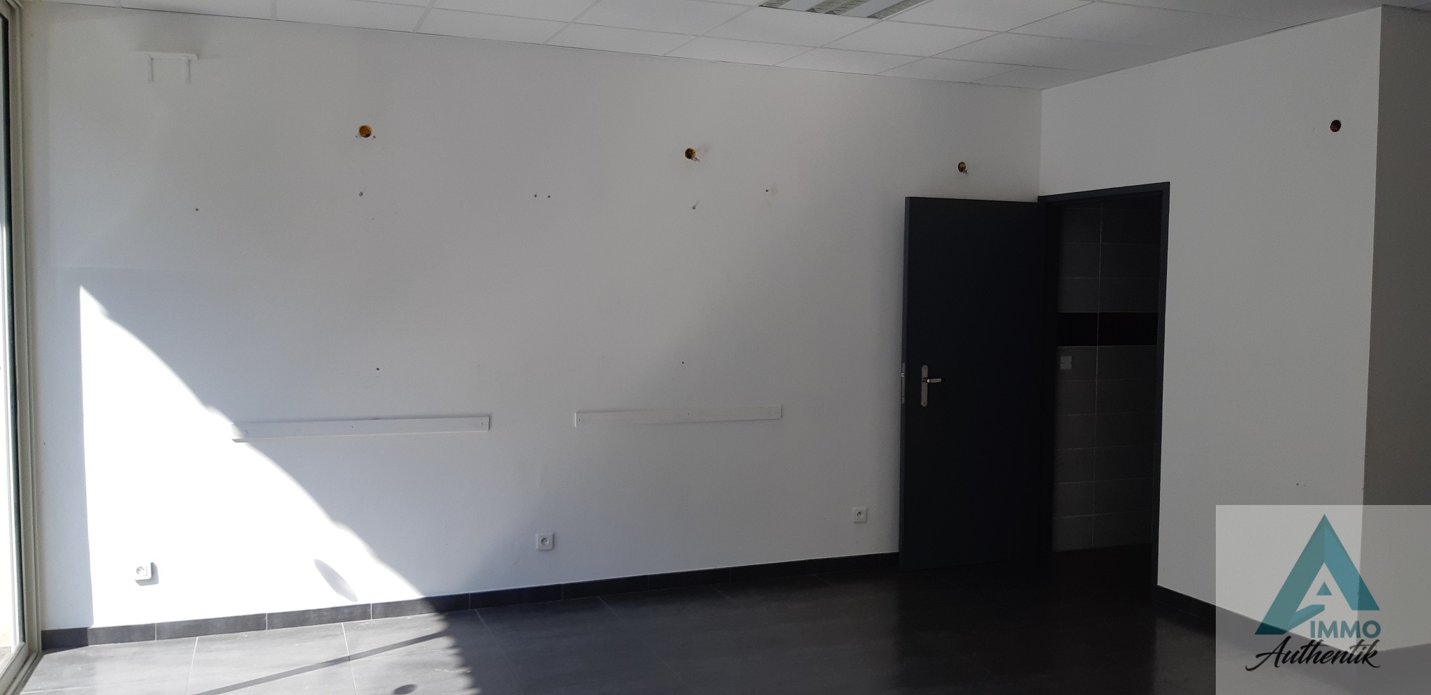13360 ROQUEVAIRE LOCAL COMMERCIAL 74.56 m2 DEUX PIECES QUARTIER  PONT DE JOUX — photo 2
