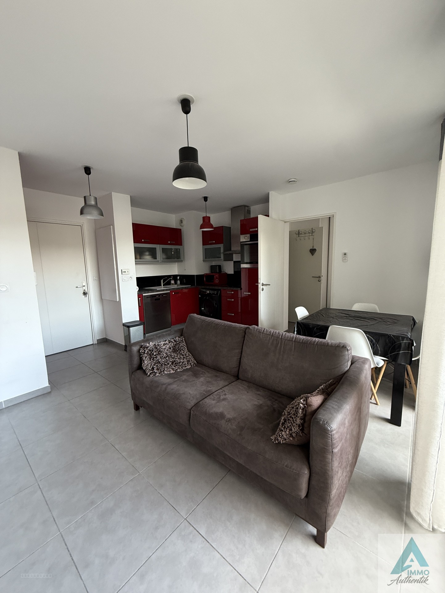 TRÈS BEAU TYPE 2 MEUBLÉ AVEC BALCON — photo 4