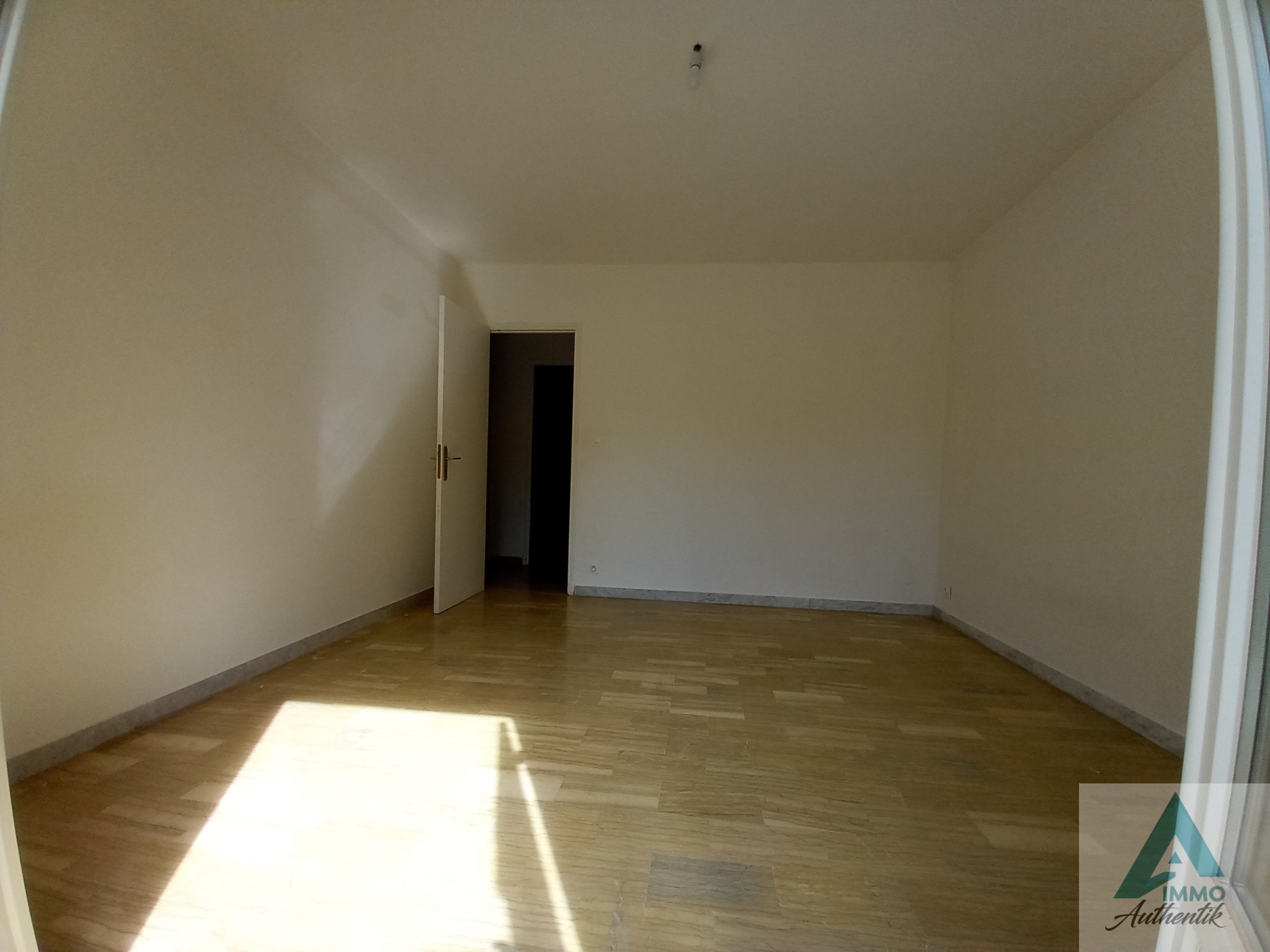 13720 LA BOUILLADISSE APPARTEMENT 5 PIECES  BALCON TERRASSE JARDIN STATIONNEMENT — photo 8