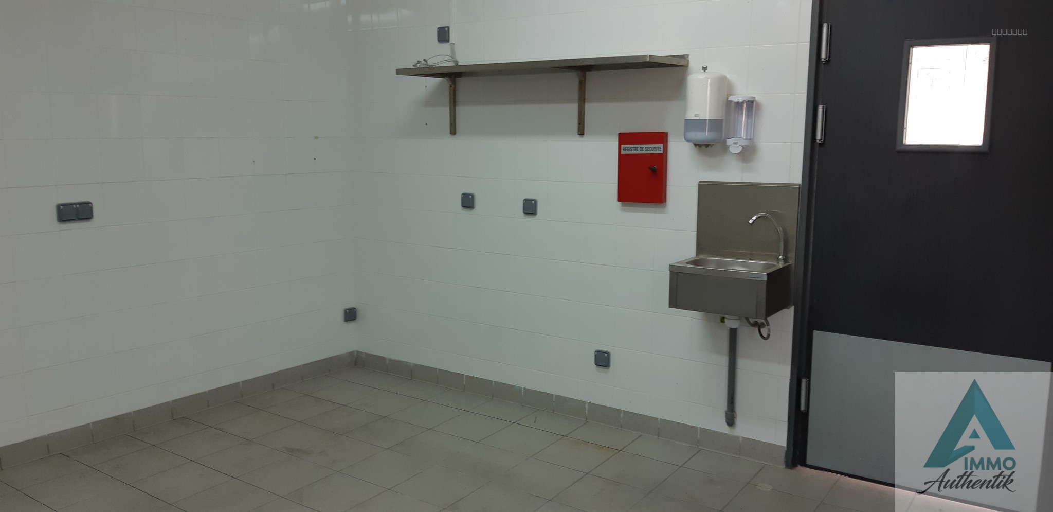 13360 ROQUEVAIRE LOCAL COMMERCIAL 74.56 m2 DEUX PIECES QUARTIER  PONT DE JOUX — photo 3