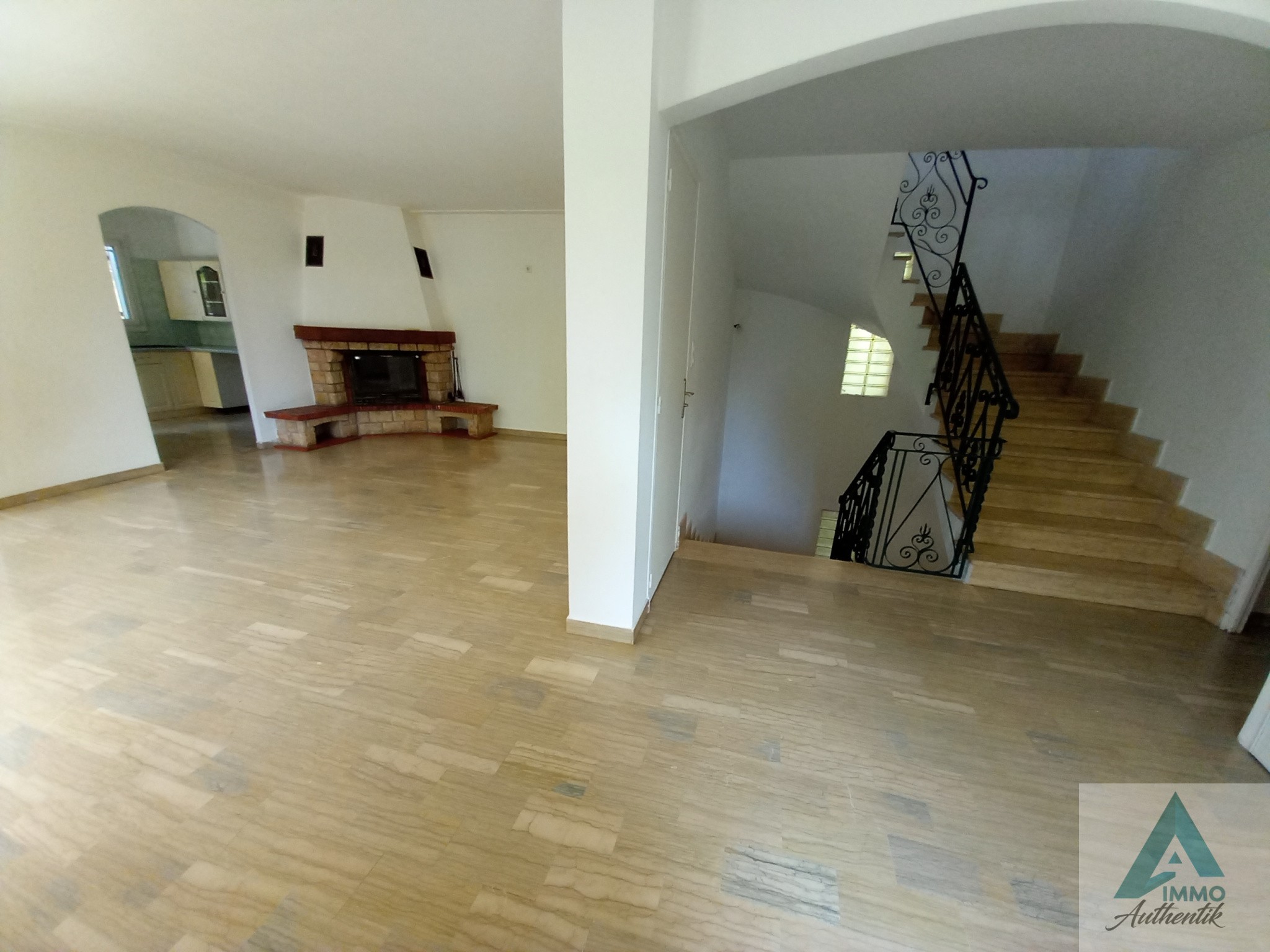 13720 LA BOUILLADISSE APPARTEMENT 5 PIECES  BALCON TERRASSE JARDIN STATIONNEMENT — photo 4