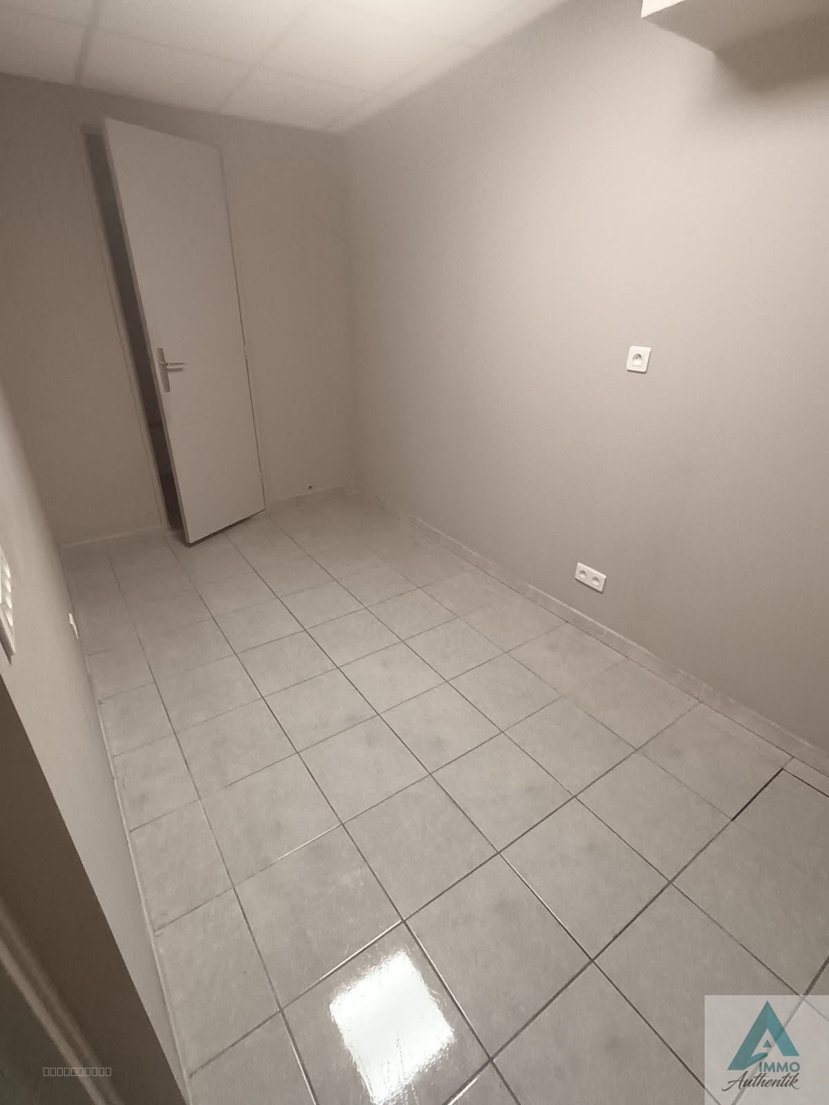 LA SEYNE SUR MER  / AVENUE GARIBALDI / LOCAL COMMERCIAL 70.53m2 — photo 4