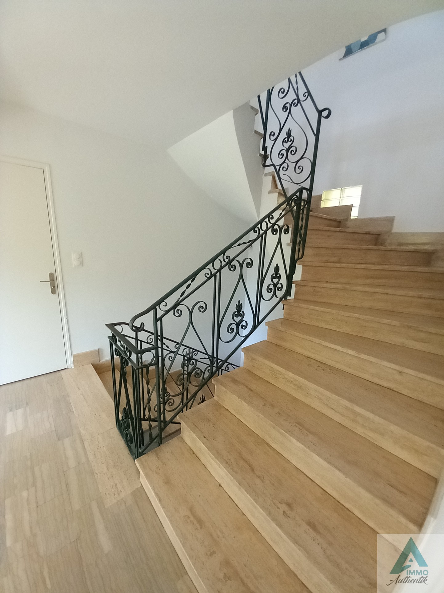 13720 LA BOUILLADISSE APPARTEMENT 5 PIECES  BALCON TERRASSE JARDIN STATIONNEMENT — photo 3