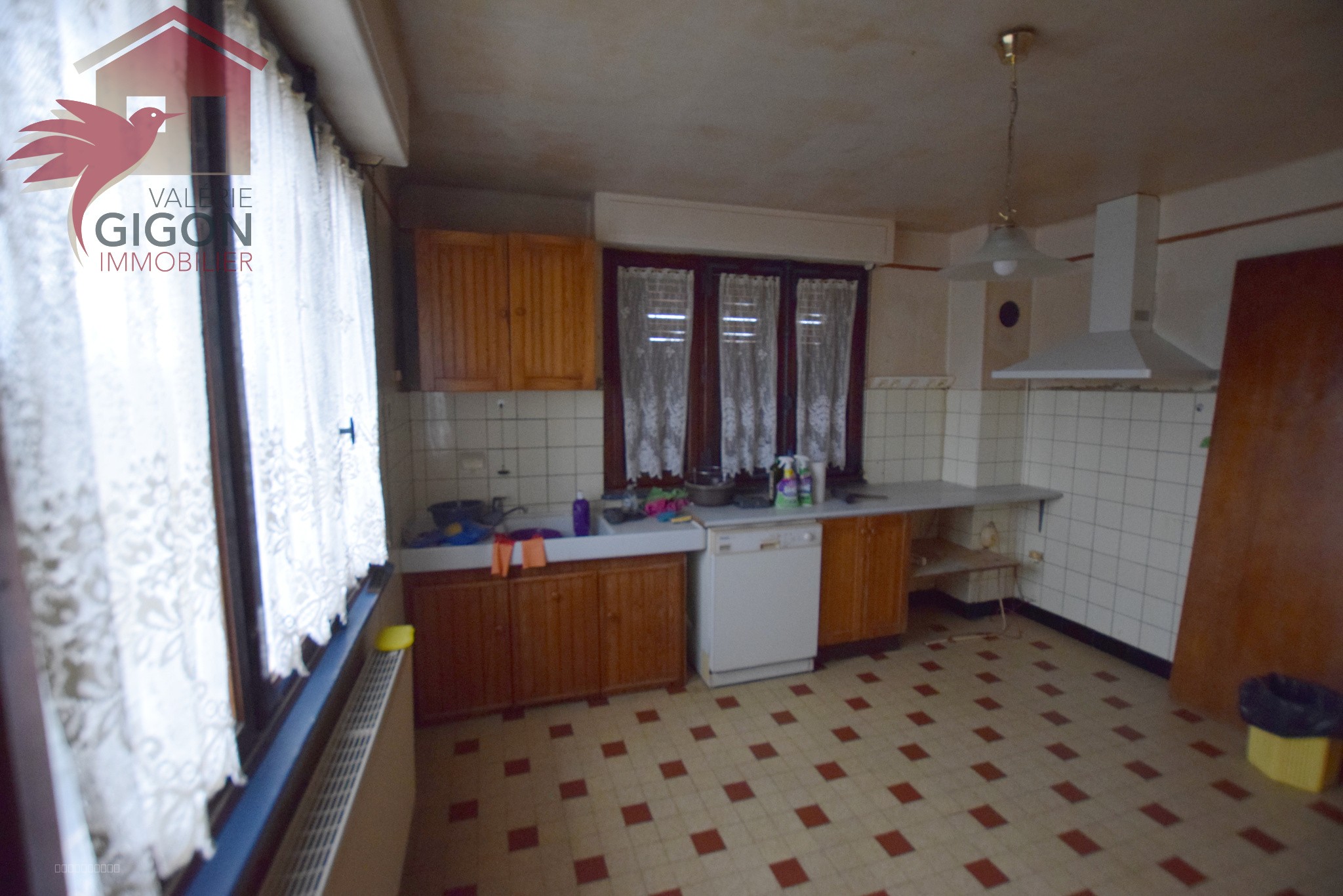 MAISON SPACIEUSE ET LUMINEUSE ENTIEREMENT A RENOVER DONNANT SUR TERRASSE ET JARDIN ARBORE — photo 4