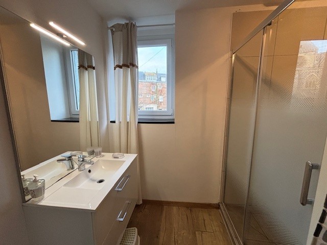 Trés Beau Duplex à deux pas du quai vendu meublé et équipé — photo 4