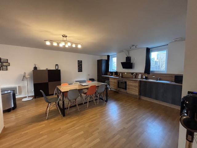 Trés Beau Duplex à deux pas du quai vendu meublé et équipé — photo 2