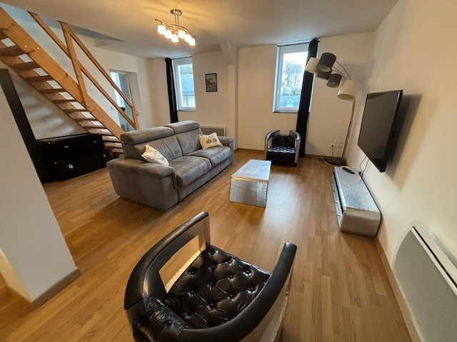Trés Beau Duplex à deux pas du quai vendu meublé et équipé — photo 3