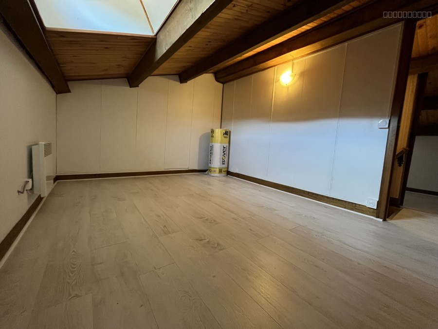 Maison en pierres dans quartier calme — photo 11