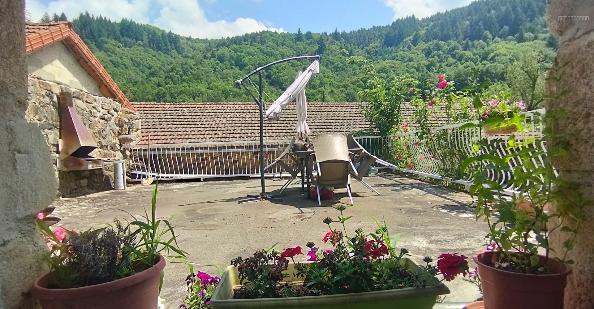 Maison en pierres avec jardin dominant et grande terrasse — photo 3