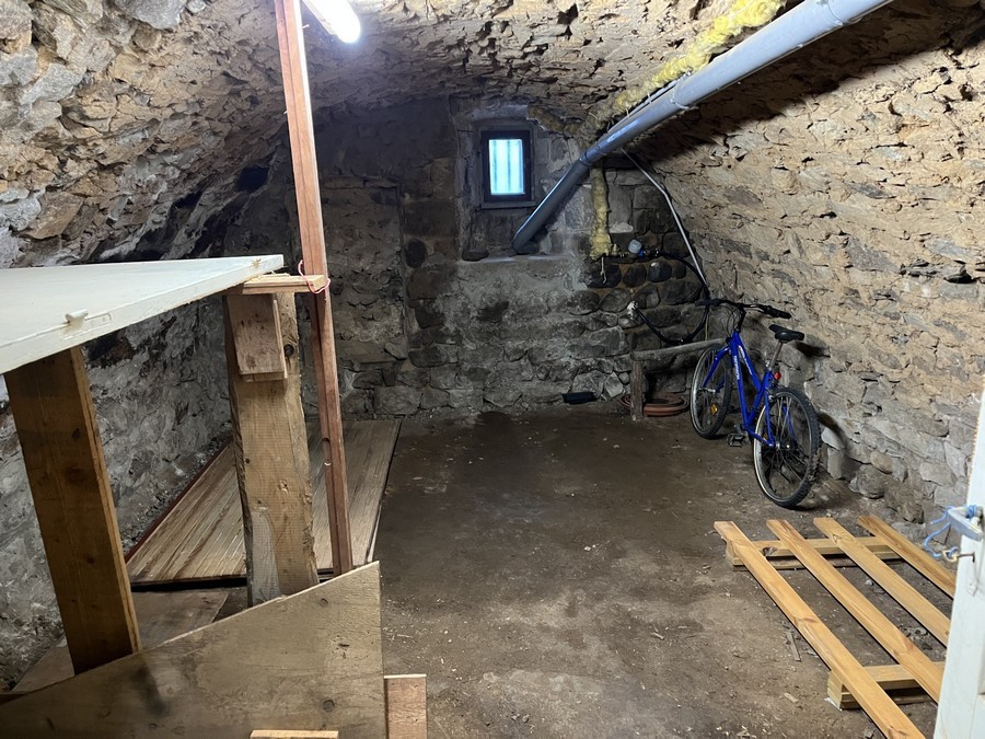 Maison en pierres dans quartier calme — photo 16