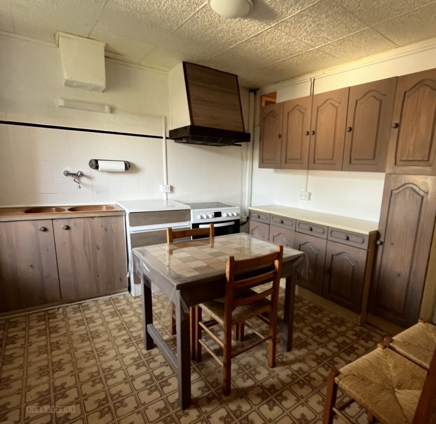 Maison en pierres dans quartier calme — photo 4