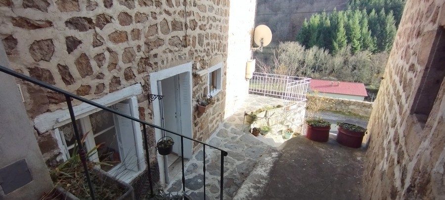 Dans petit village trés tranquille, appartement dans maison pierres. — photo 13