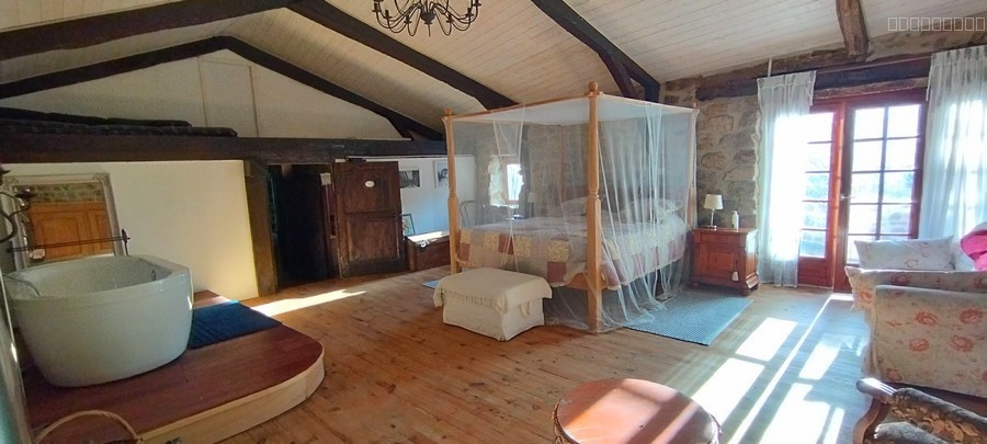 Grande maison avec gîte, piscine chauffée et vue panoramique. — photo 3
