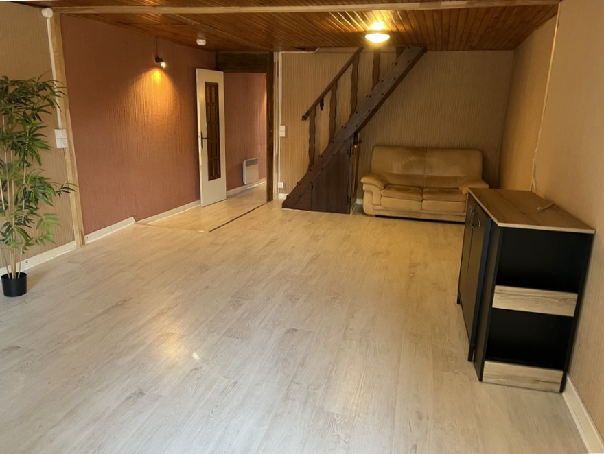 Maison en pierres dans quartier calme — photo 2