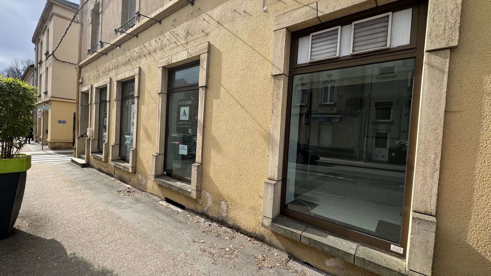 longwy-haut, grand local commercial, centre ville, proche stationnement, commodités — photo 2