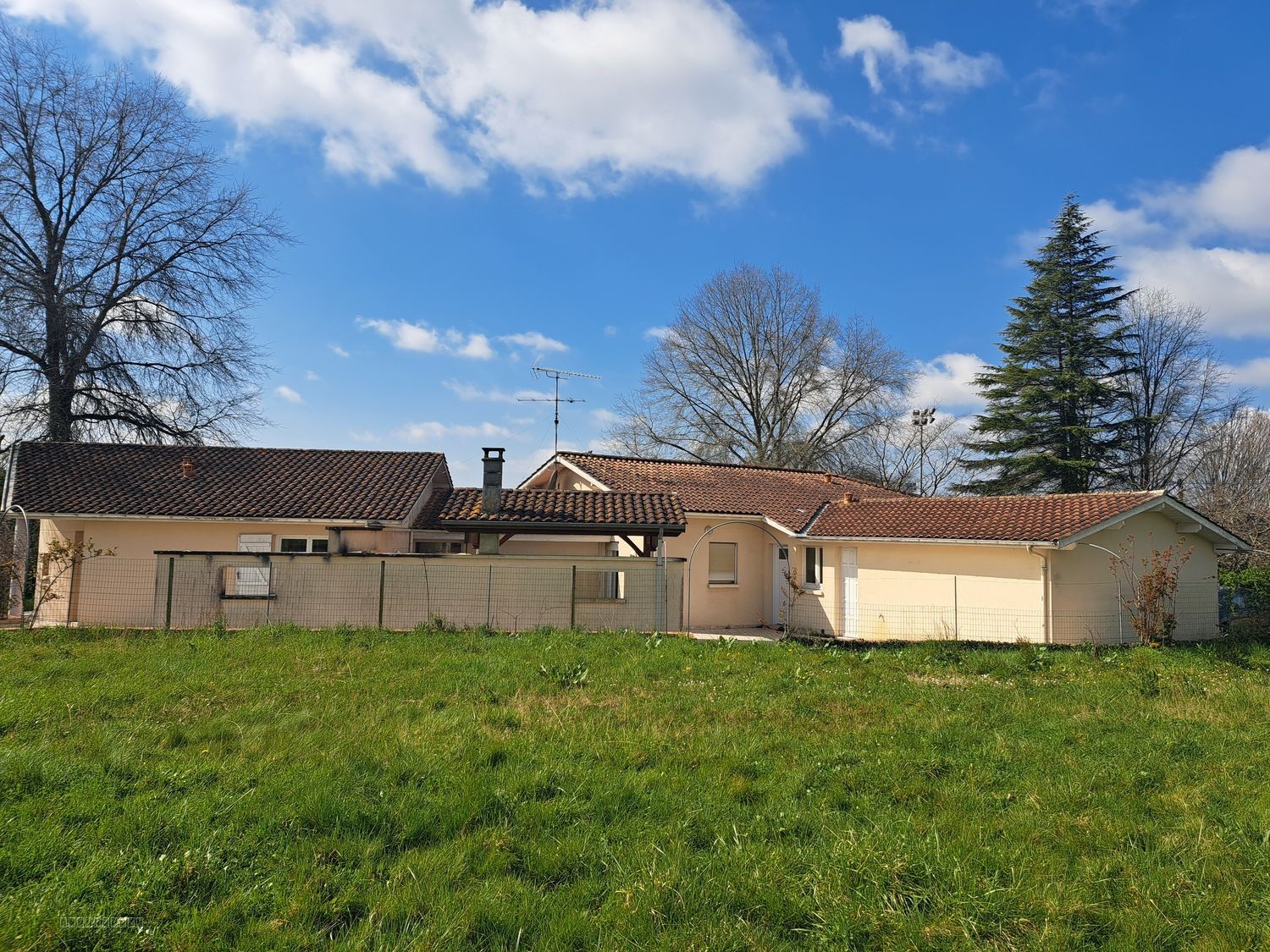 Ensemble immobilier sur 3000 m2 de terrain avec garages ! — photo 2