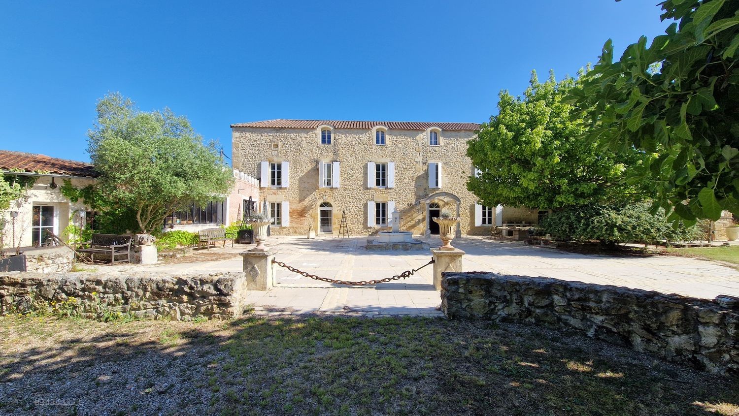 Ravissante demeure d'artiste - 10 suites parentales - Parc de 1.4 ha - Dépendances - Réf 139 — photo 2