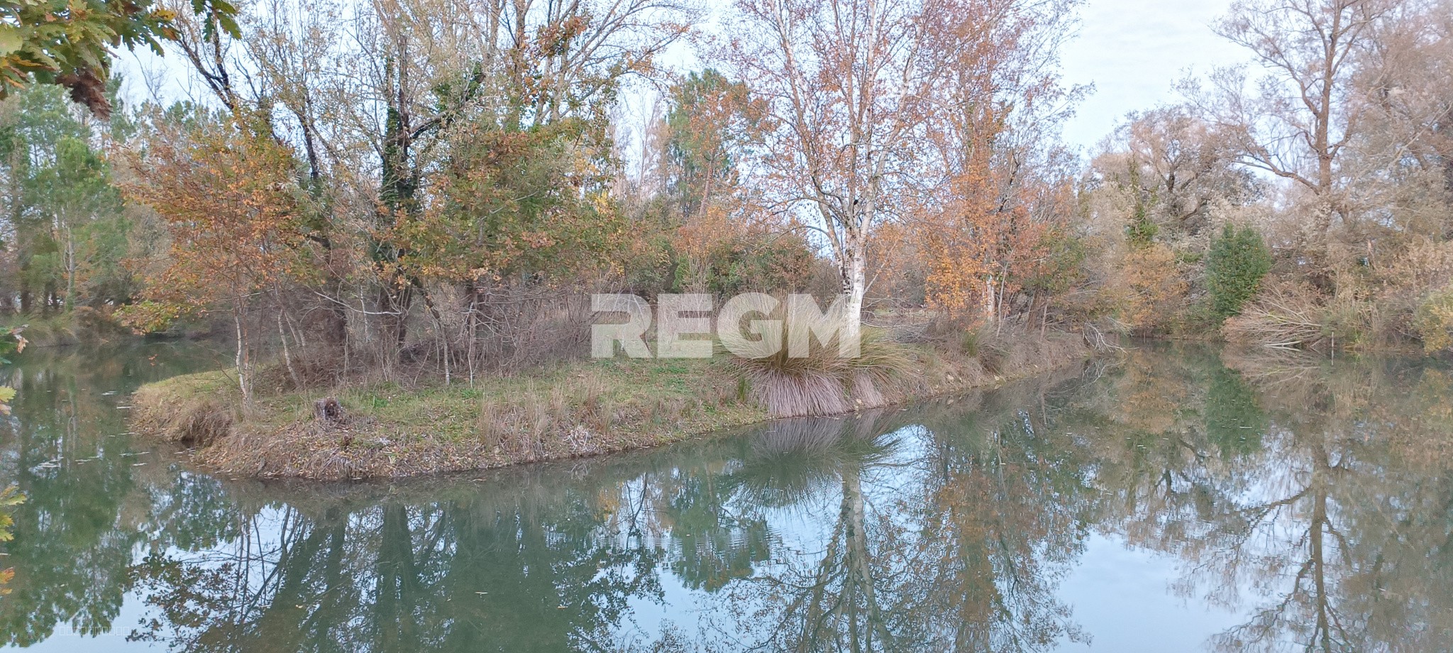 PRL sur terrain avec plans d'eau — photo 2
