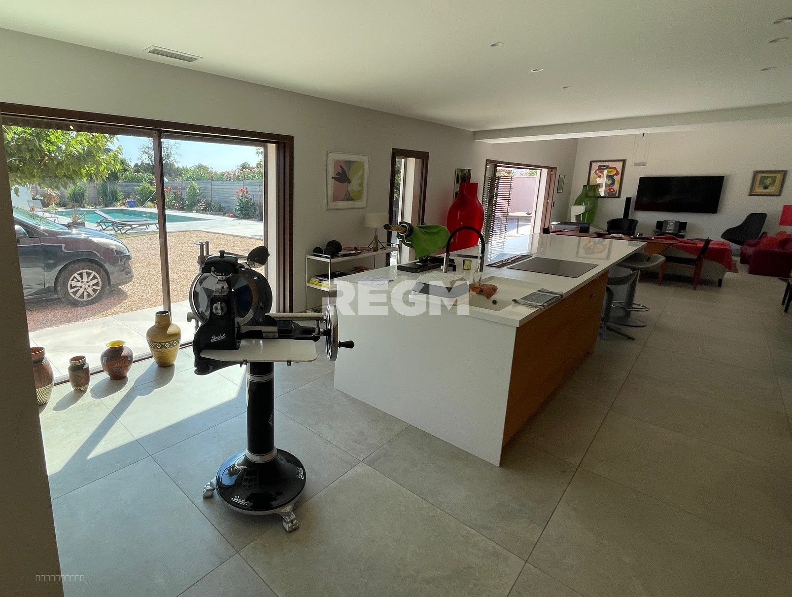 À Perpignan, immobilier de luxe : mas ancien superbement  rénové avec piscine  à acheter — photo 6