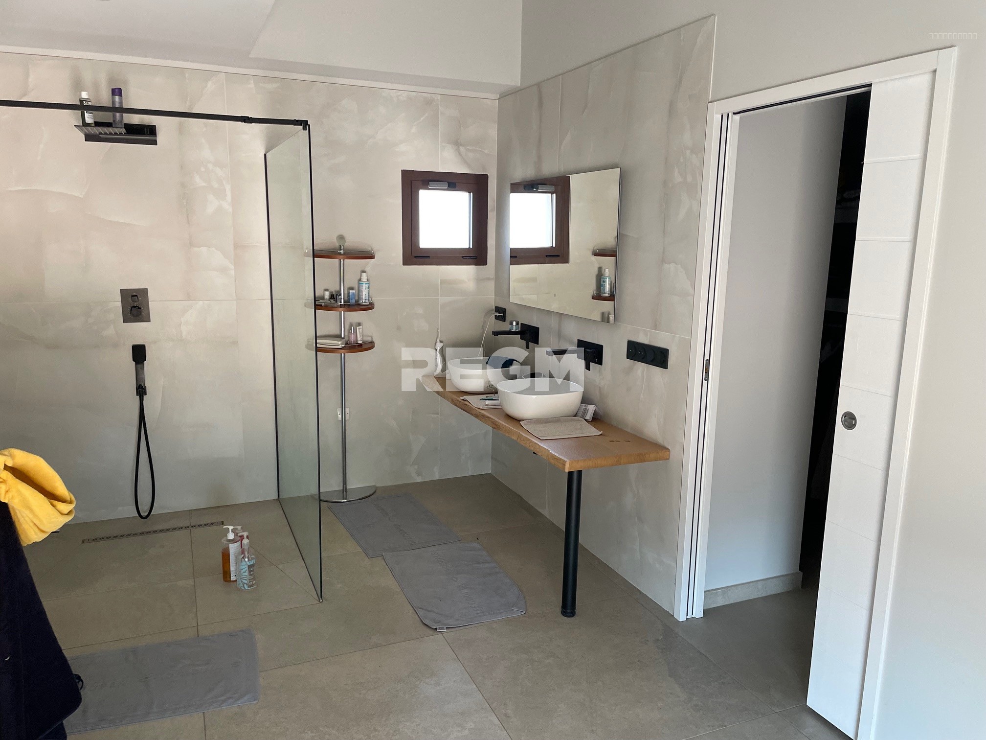 À Perpignan, immobilier de luxe : mas ancien superbement  rénové avec piscine  à acheter — photo 13
