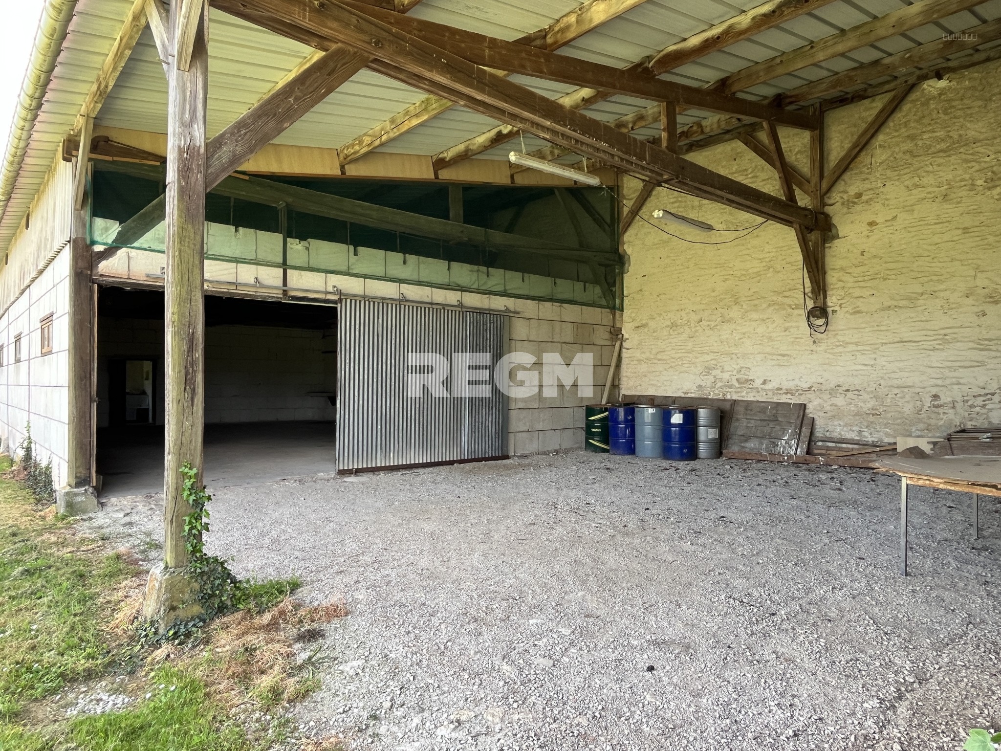 Bel appartement F2 lumineux de 58m2 environ. REZ DE JARDIN, commerces et écoles à pied dans le village. — photo 9