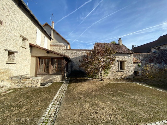 Maison de caractère de 1850 d'environ 195 m2 avec charme, volumes et authenticité. — photo 2